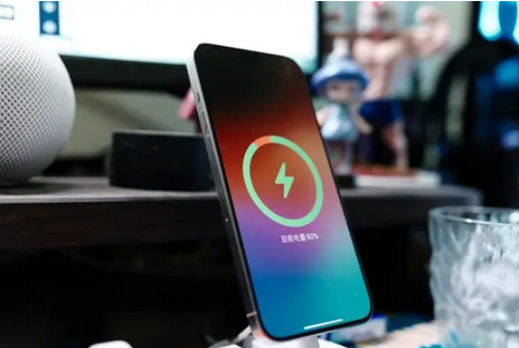 桥头镇苹果15换屏服务分享用什么充电器给iPhone15充电更好 